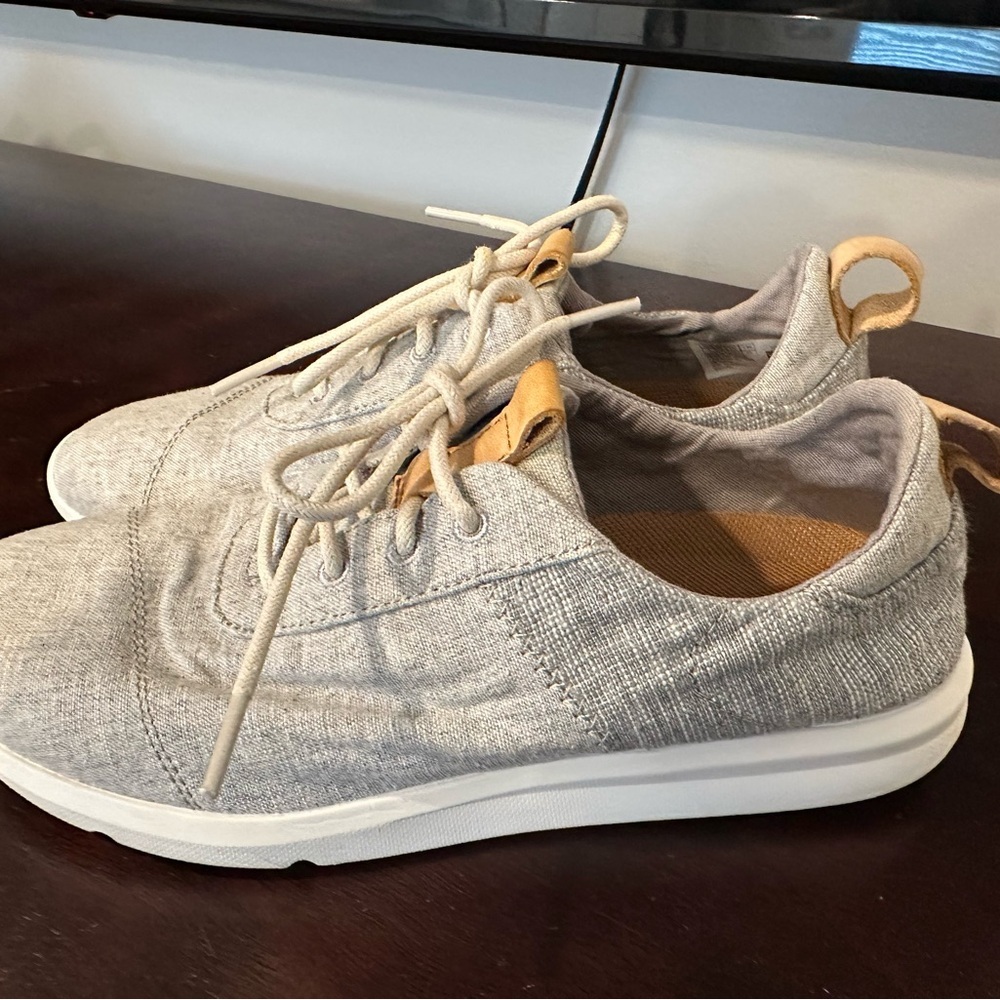 Tom’s. Gray Casual Women’s Shoes. Size 8.